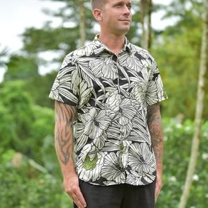 𝅺cora Spearman Hawaii MENS Protea Black S/S "Kalani" Aloha Shirt